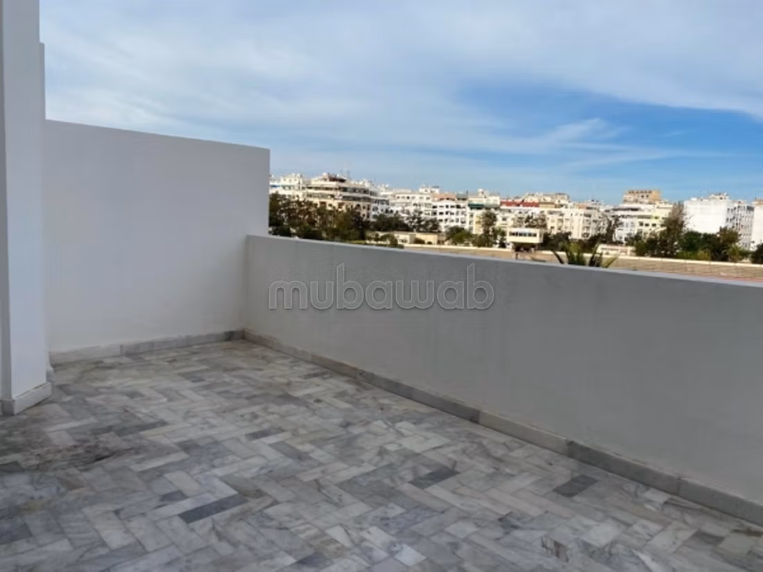 Huurhuizen beschikbaar in Bourgogne Est. Oppervlakte 105 m². Terras en garage