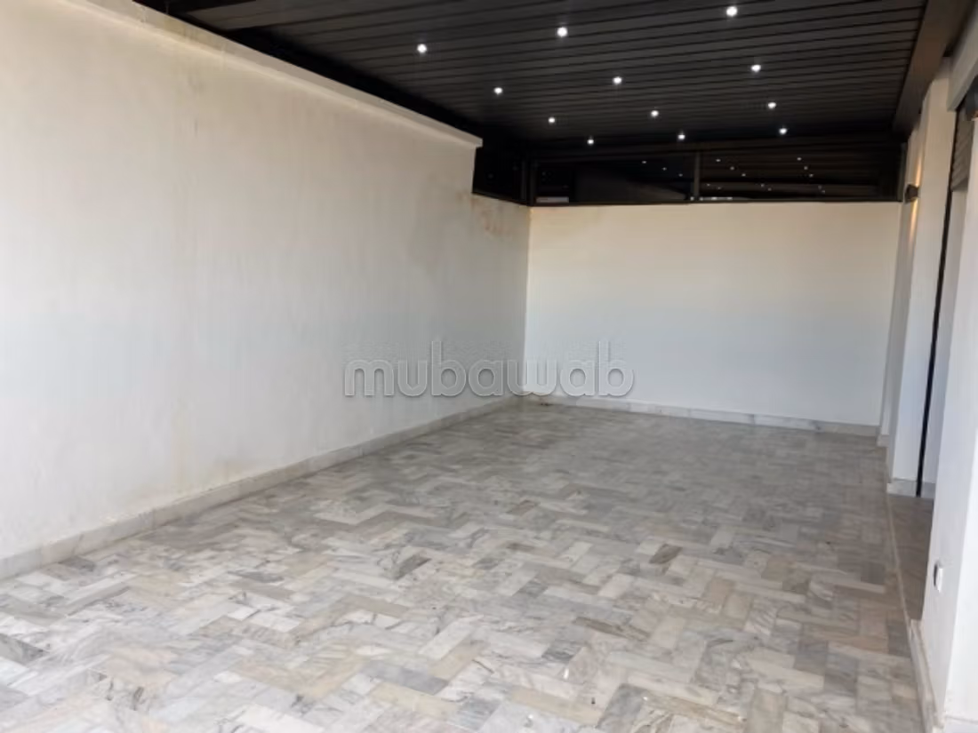 Huurhuizen beschikbaar in Bourgogne Est. Oppervlakte 105 m². Terras en garage