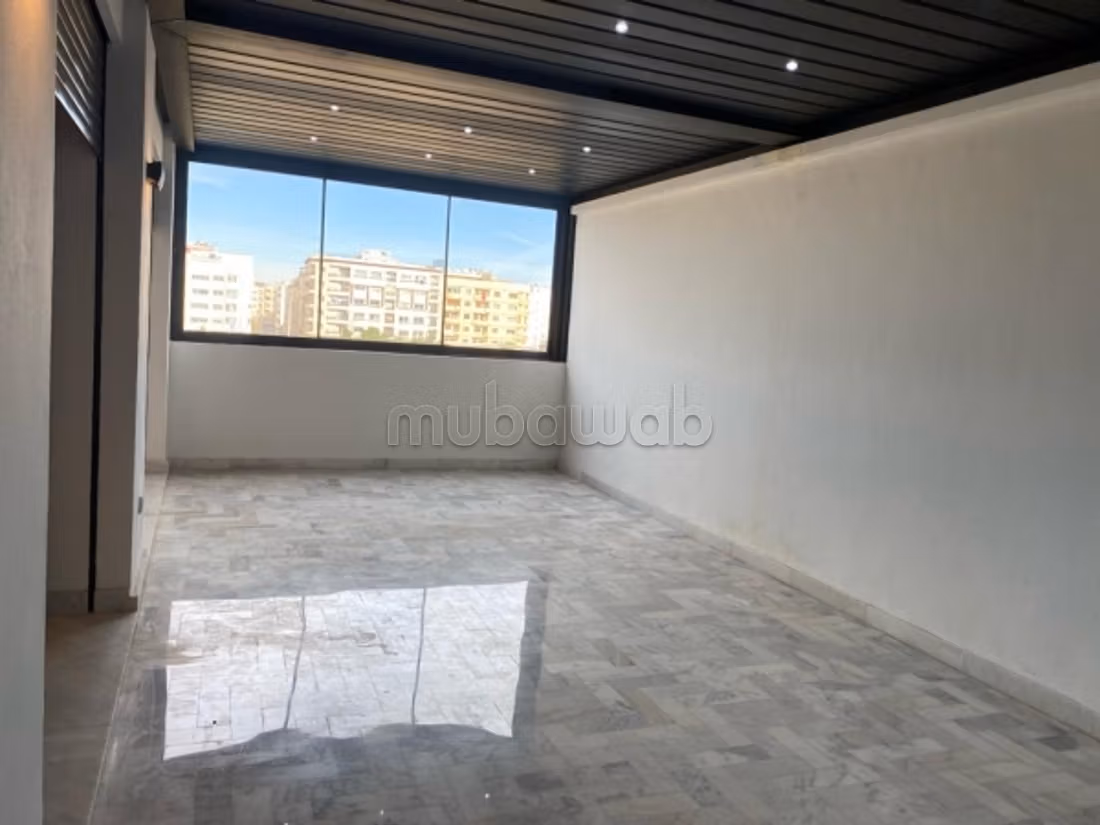 Huurhuizen beschikbaar in Bourgogne Est. Oppervlakte 105 m². Terras en garage