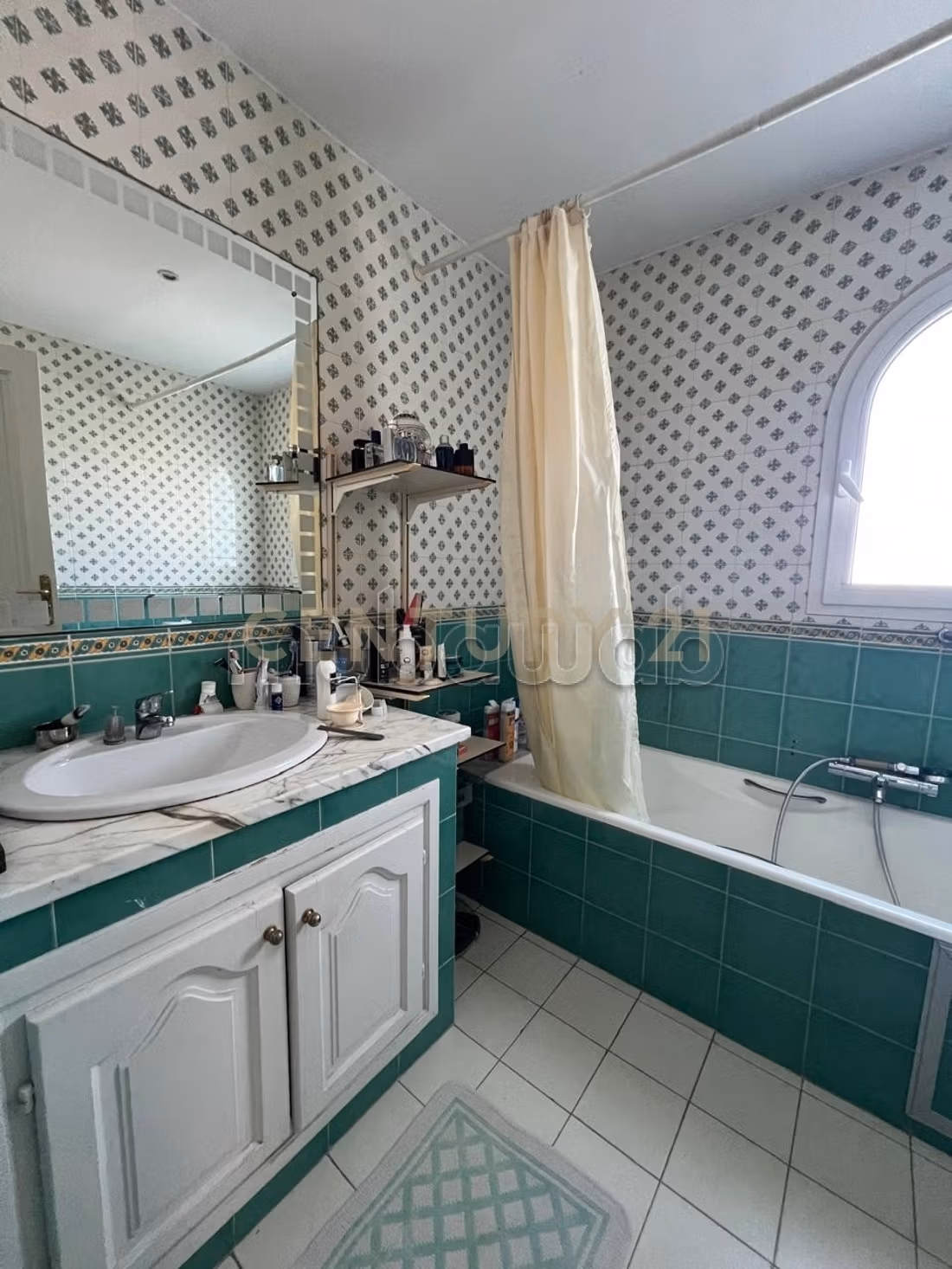 Luxury Villa for sale in Cité des Juges. 4 large rooms. Carpark and terrace
