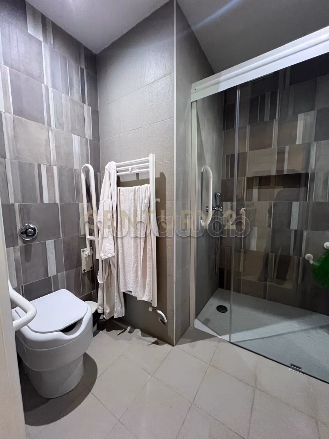 Luxury Villa for sale in Cité des Juges. 4 large rooms. Carpark and terrace