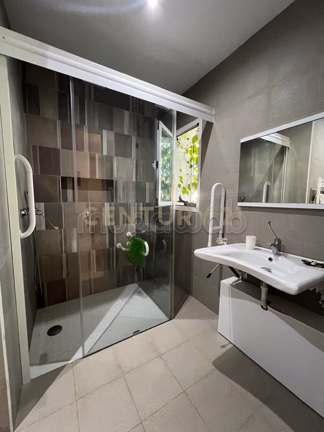 Luxury Villa for sale in Cité des Juges. 4 large rooms. Carpark and terrace