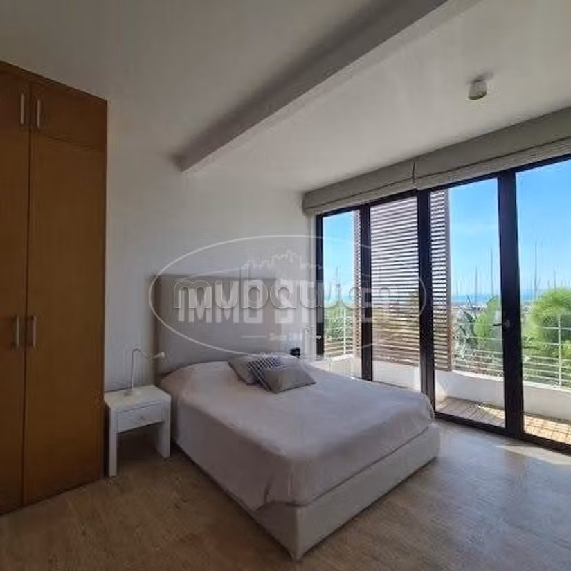Great apartment for rent. Large area 180 m². New furniture
