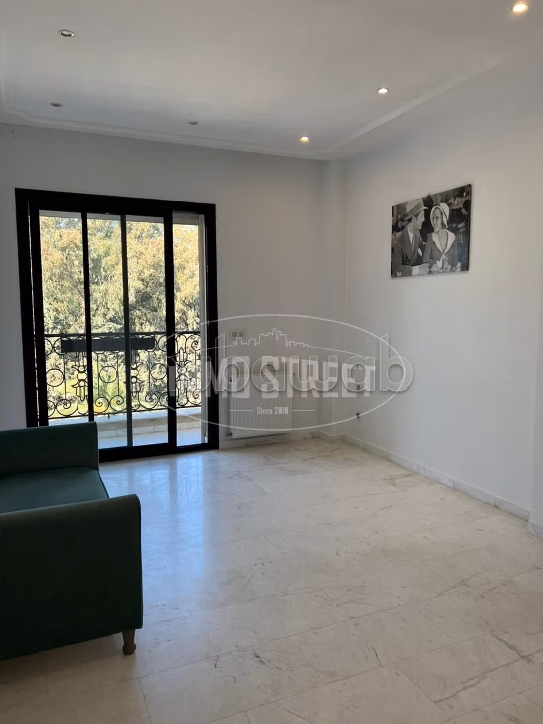 Find an apartment for rent. 4 rooms. With lift and terrace