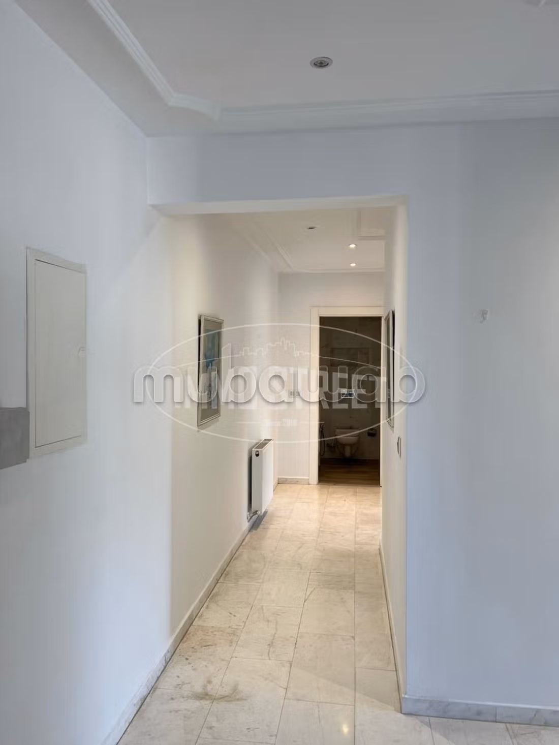 Find an apartment for rent. 4 rooms. With lift and terrace