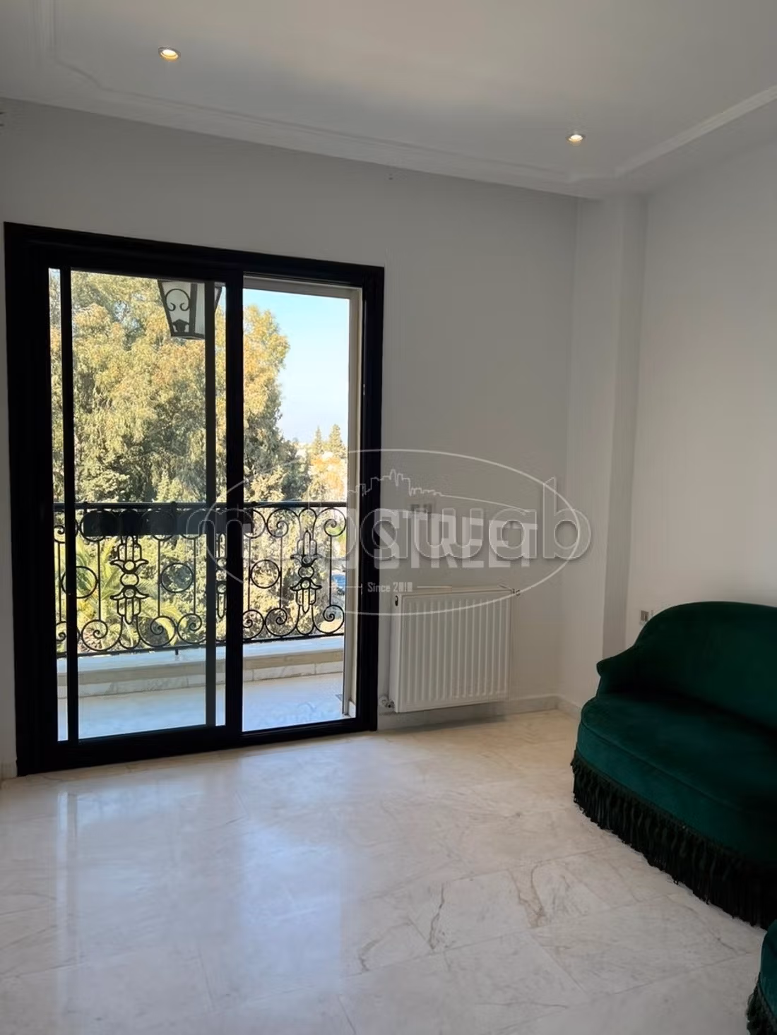 Find an apartment for rent. 4 rooms. With lift and terrace