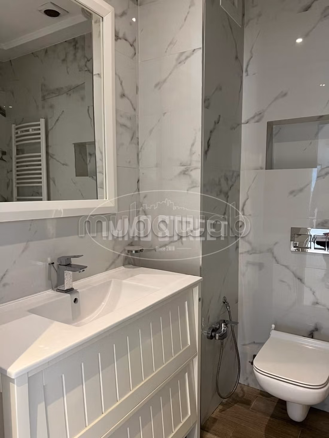 Find an apartment for rent. 4 rooms. With lift and terrace