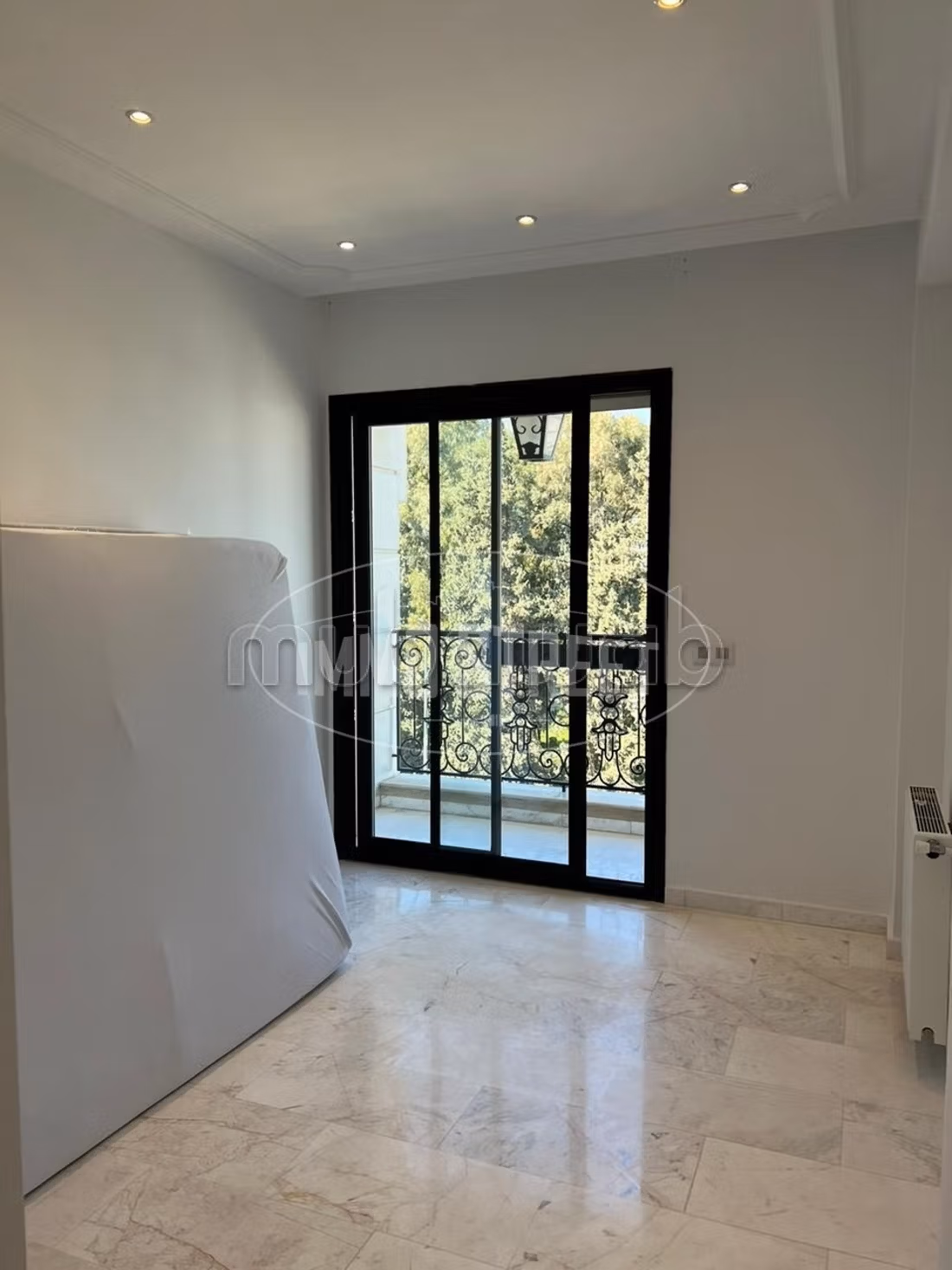 Find an apartment for rent. 4 rooms. With lift and terrace