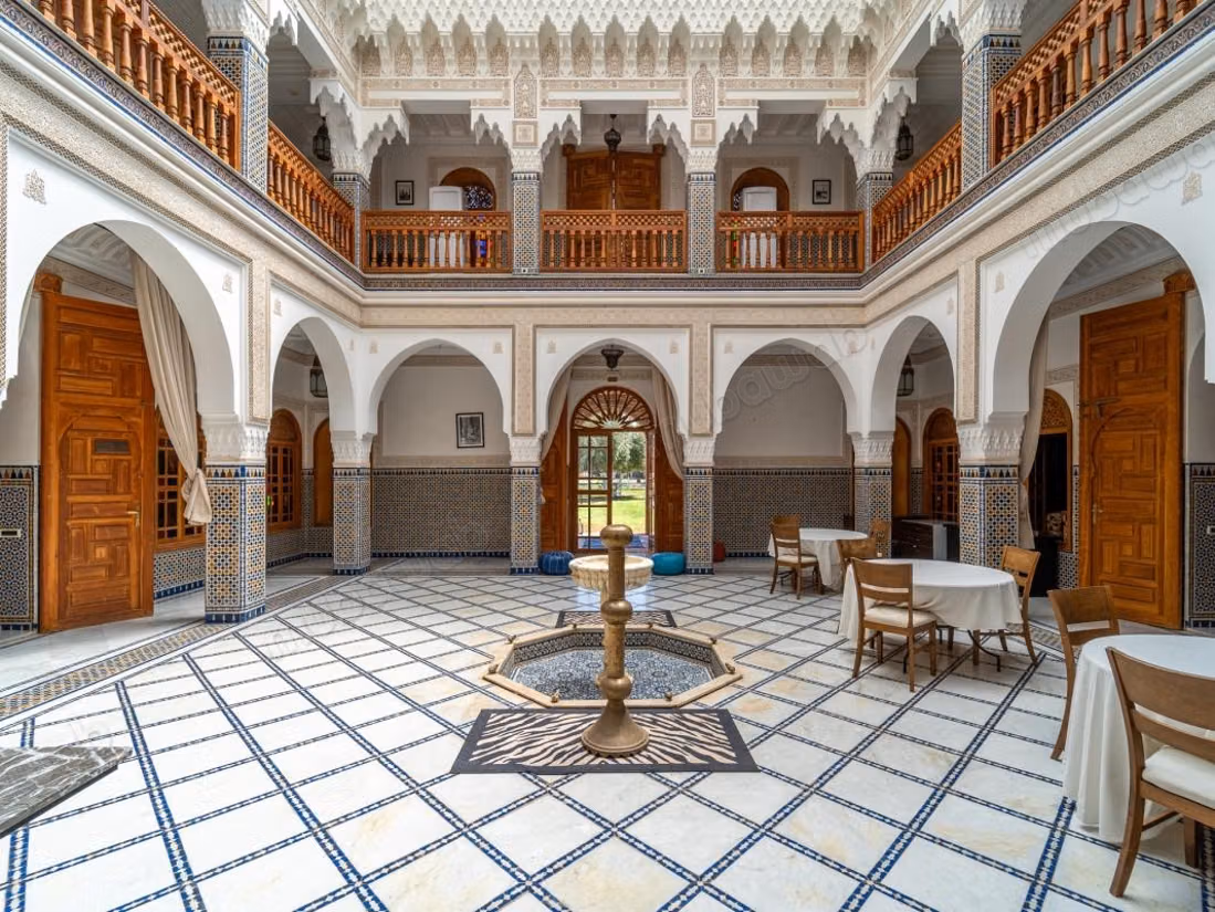 Vente villa de luxe à Marrakech. 
12 belles chambres. 
Meublé