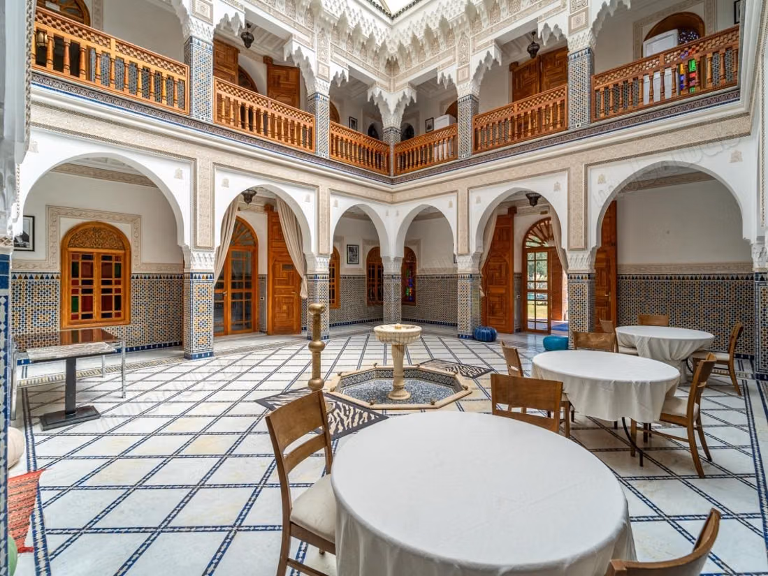 Vente villa de luxe à Marrakech. 
12 belles chambres. 
Meublé