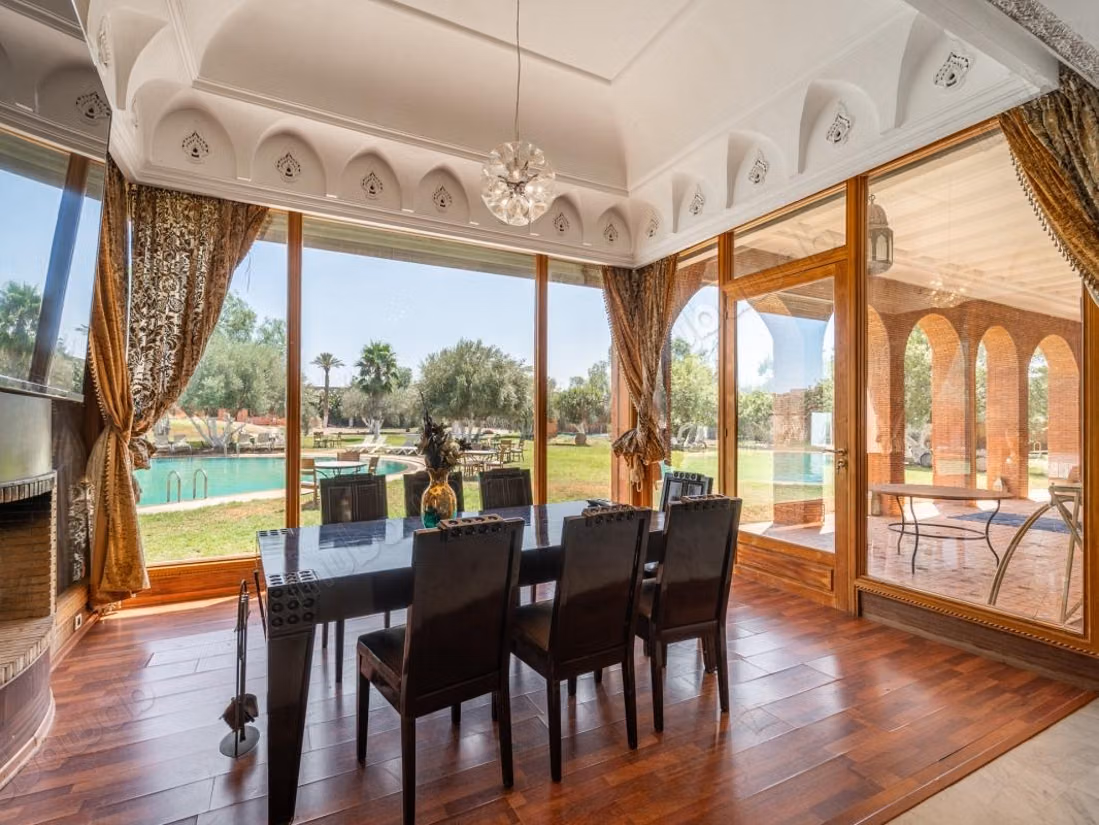 Vente villa de luxe à Marrakech. 
12 belles chambres. 
Meublé