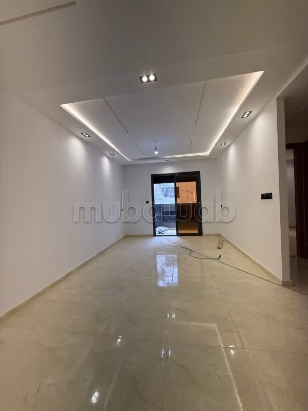 Se vende piso. 3 bonitas habitaciones. Bien decorado