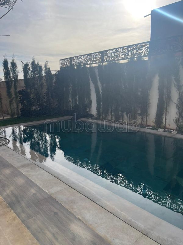 فيلا جميلة للبيع ب المدينة الخضراء. 4 غرف رائعة. مسبح و مدفأة