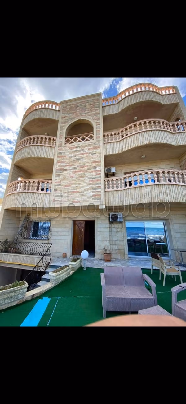 Villa à 4 étages pieds dans l'eau