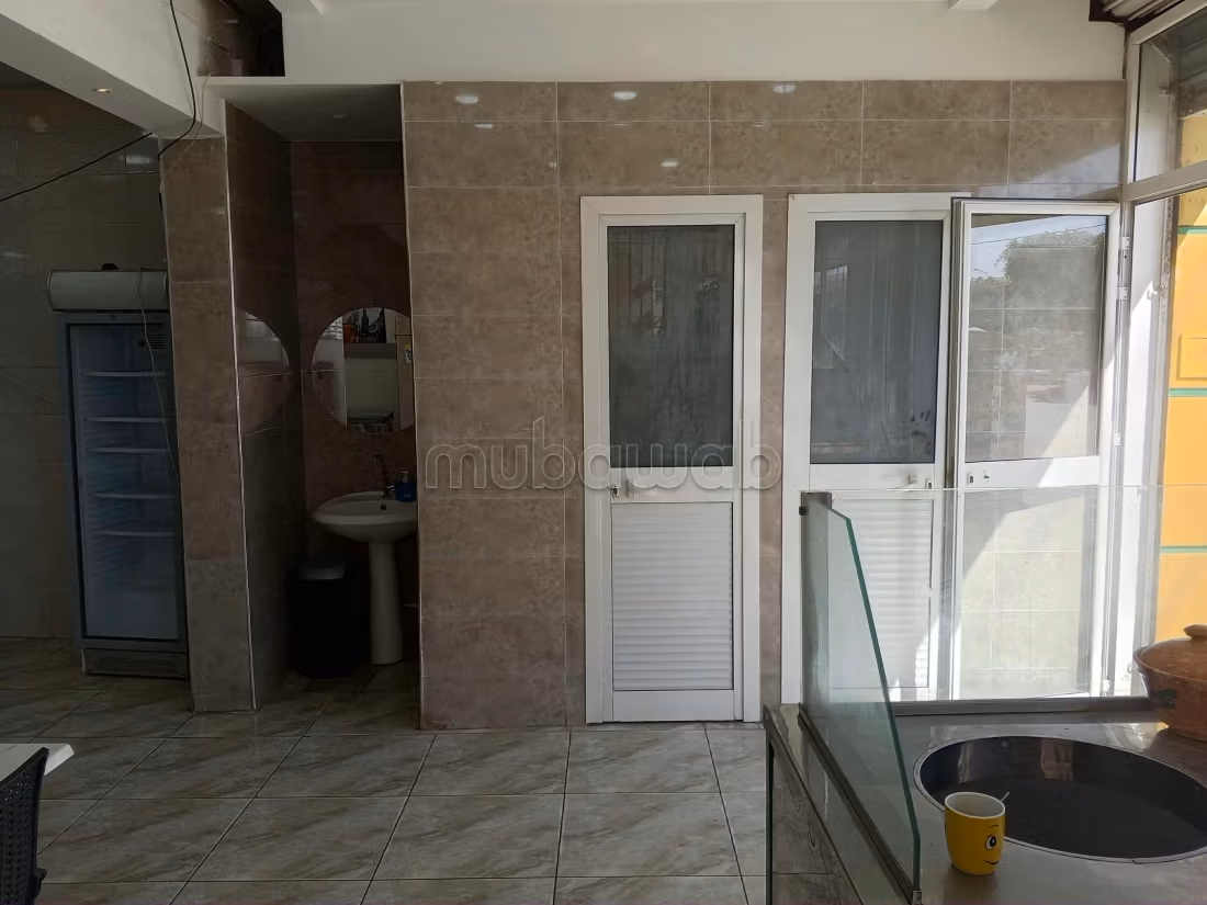 Offices & shops to rent in Sakiet Eddaier. Dimension 250 m². Equipped kitchen