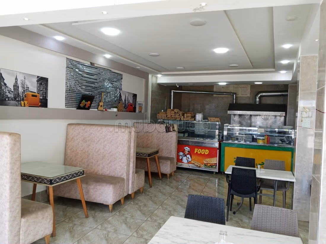 Offices & shops to rent in Sakiet Eddaier. Dimension 250 m². Equipped kitchen