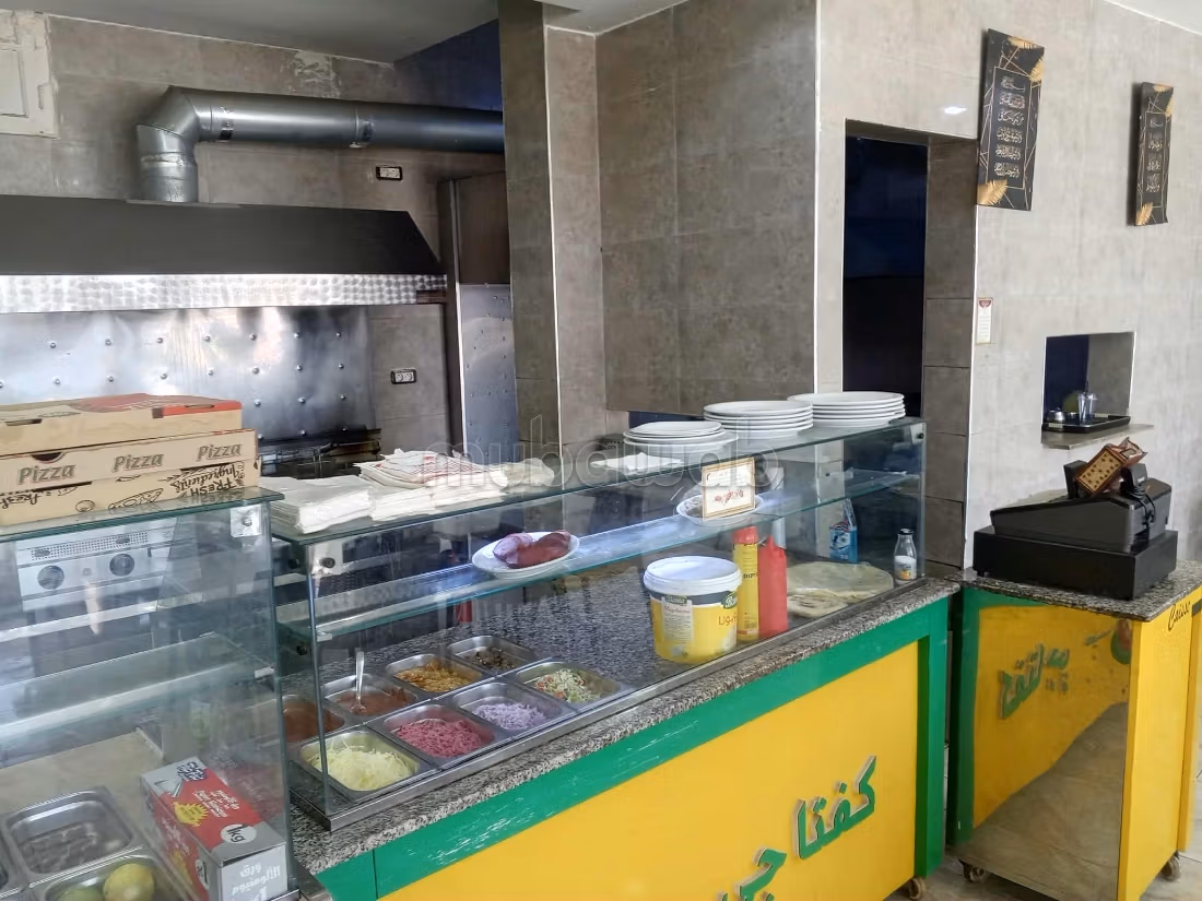 Offices & shops to rent in Sakiet Eddaier. Dimension 250 m². Equipped kitchen