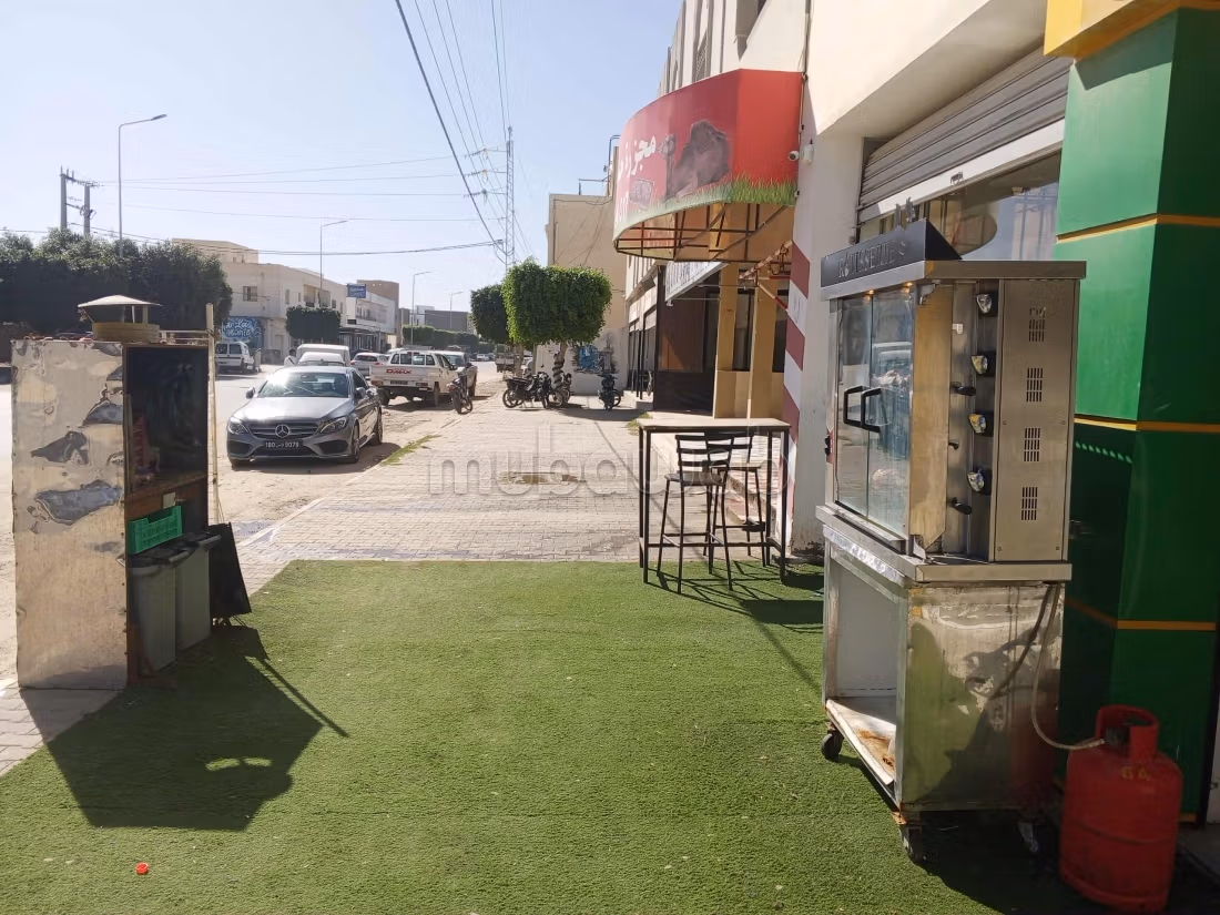 Offices & shops to rent in Sakiet Eddaier. Dimension 250 m². Equipped kitchen