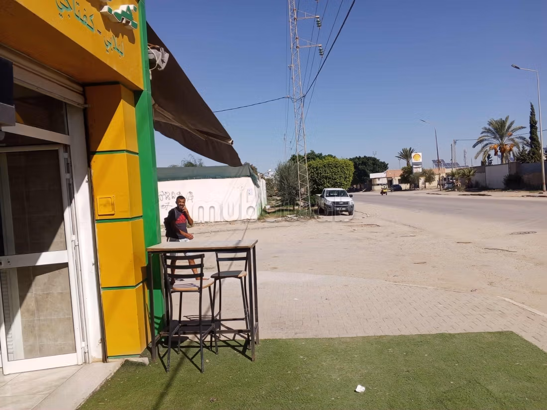 Offices & shops to rent in Sakiet Eddaier. Dimension 250 m². Equipped kitchen