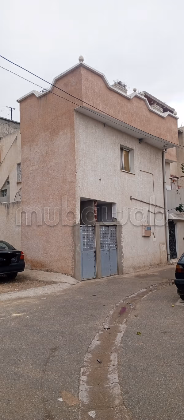 Vente d'un bel appartement à Khaznadar. 7 chambres agréables. Antenne parabolique