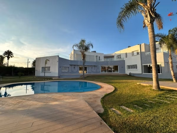 Luxury villa for sale in Andalousse. Dimension 1000 m². Robust door, Traditional living room