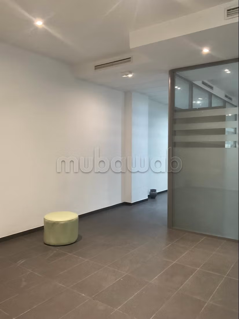 Offices for rent in Sidi Daoued. Large area 270 m². Closed residence