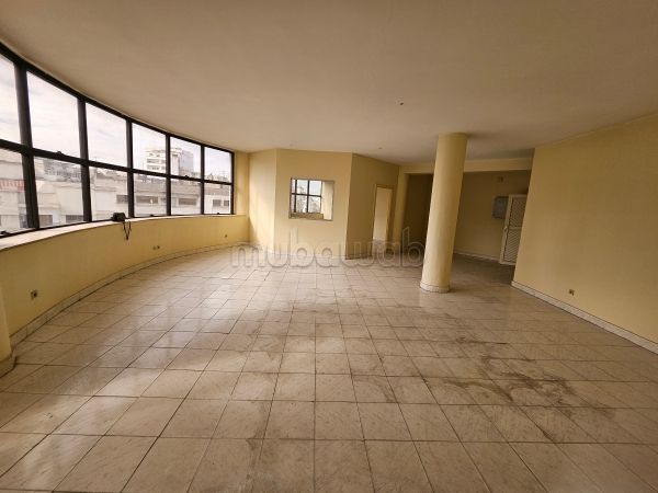 Kantoorruimte om te kopen in Centre Ville. Totale oppervlakte 108 m². Conciërgediensten