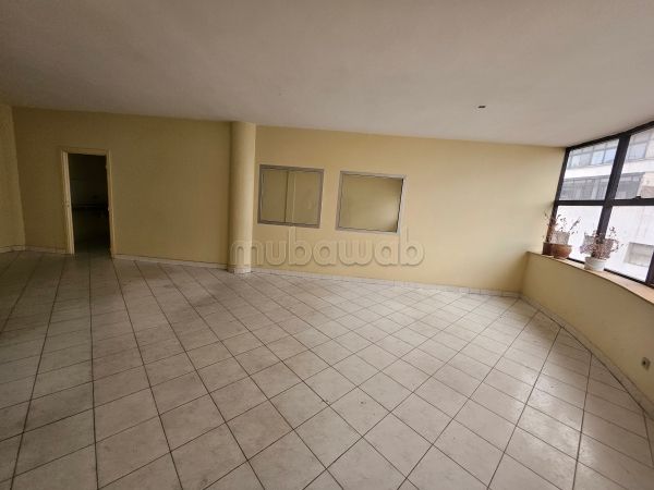 Kantoorruimte beschikbaar in Centre Ville. Oppervlakte 90 m². Lift aanwezig