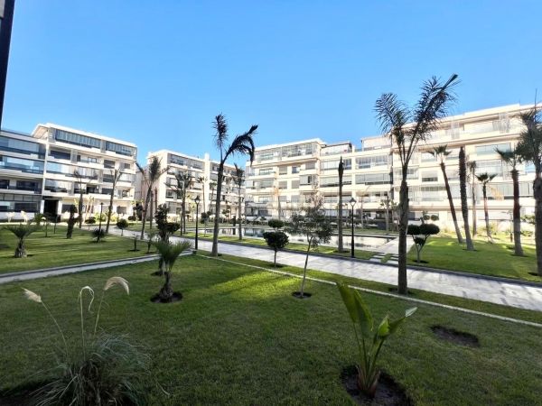 Piso en venta en Californie. Dimensión 200 m². Conserje y aire condicionado