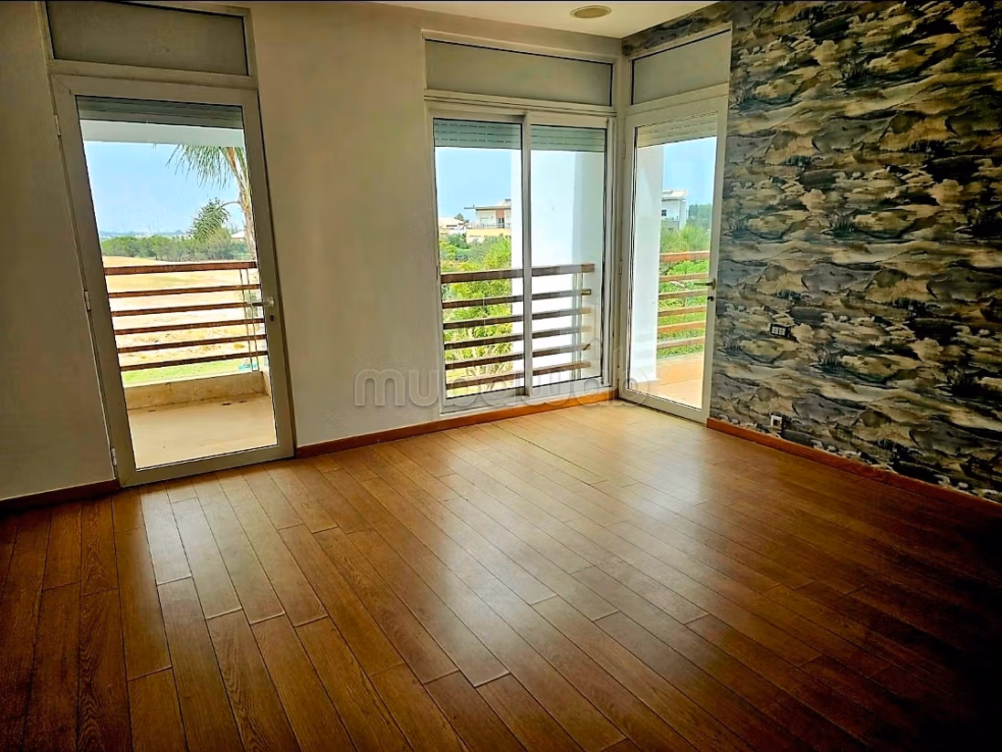 Jolie villa front golf vide à la CGI villa verte