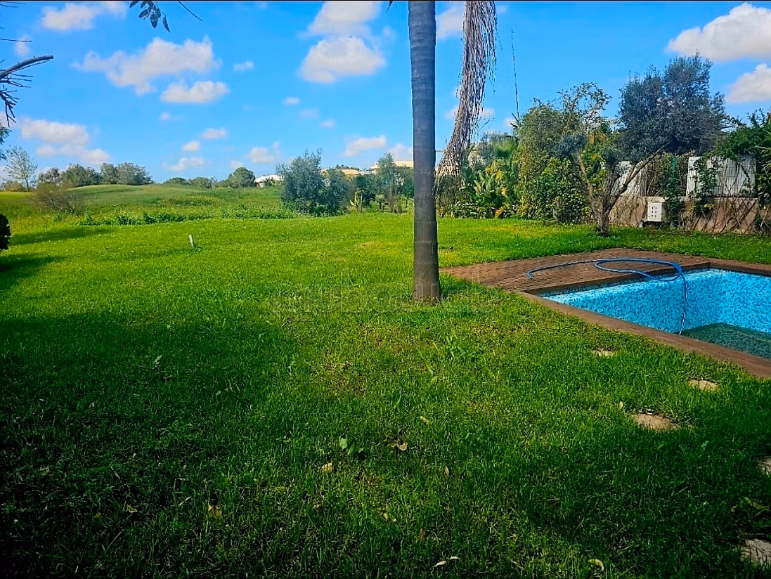 Jolie villa front golf vide à la CGI villa verte
