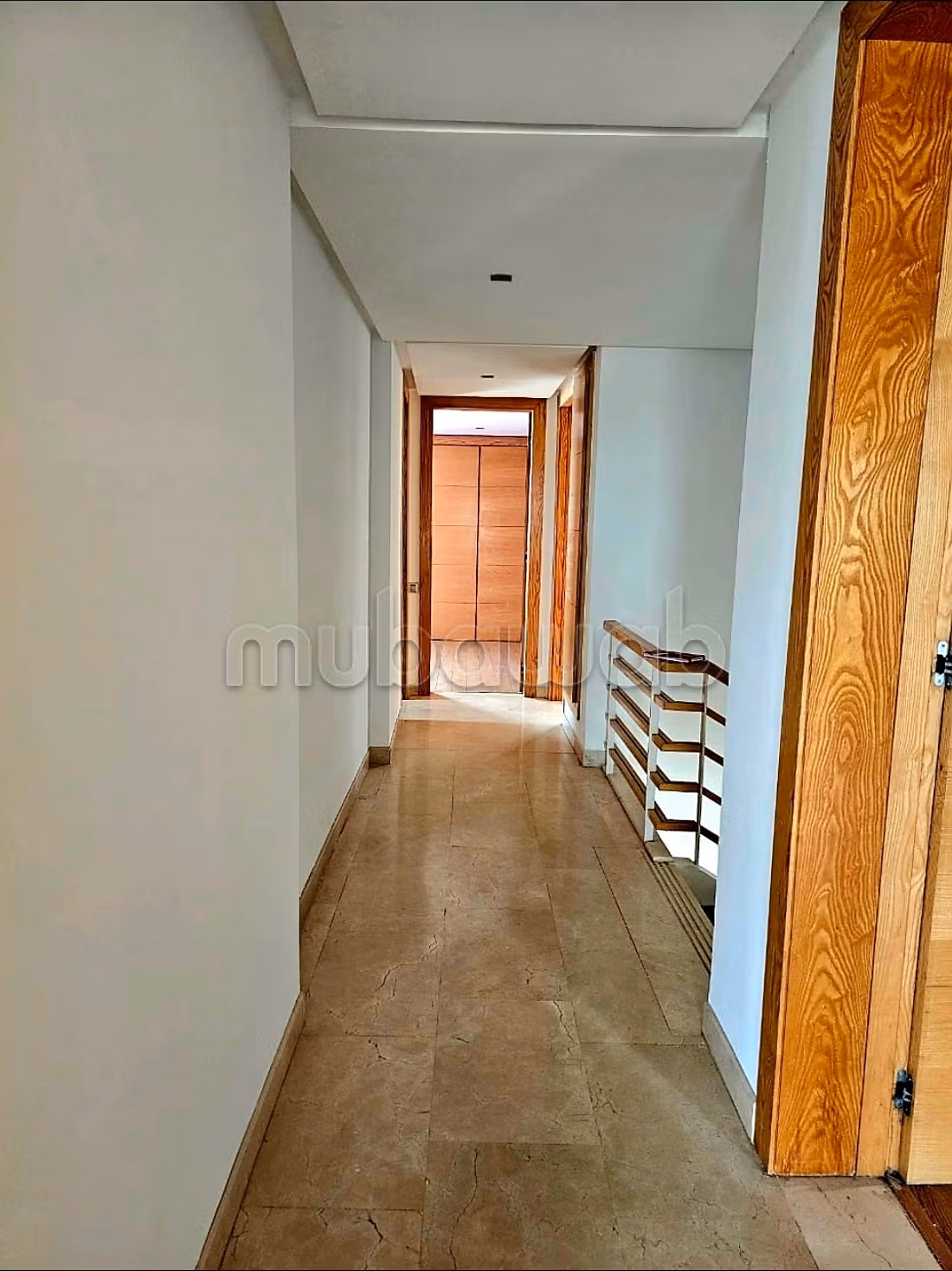 Jolie villa front golf vide à la CGI villa verte