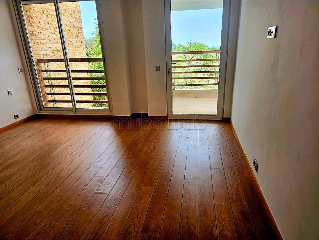 Jolie villa front golf vide à la CGI villa verte