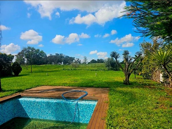 Jolie villa front golf vide à la CGI villa verte