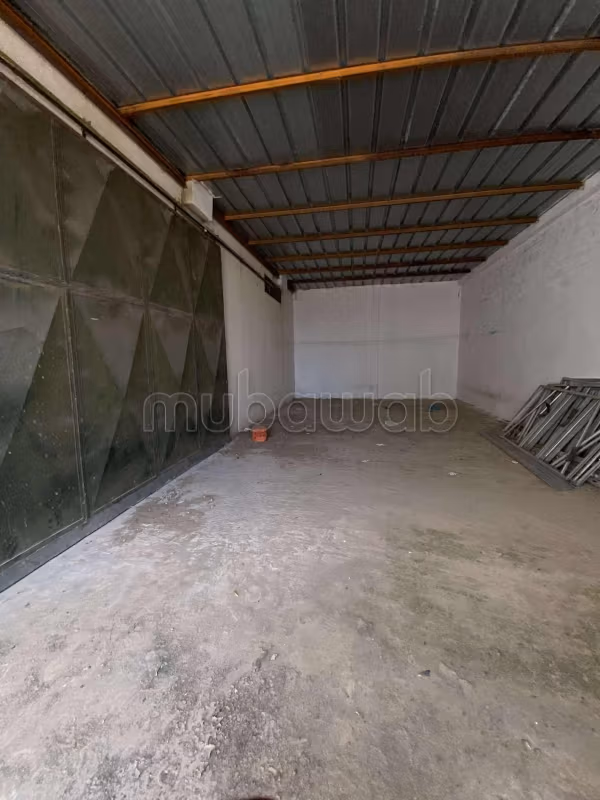 Offices & shops for sale in Zone Industrielle 1. Dimension 1500 m². Residence with Caretaker