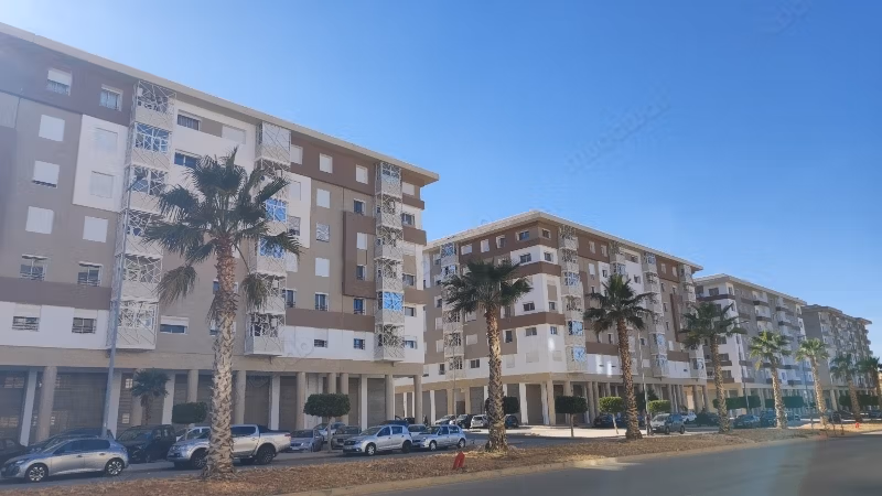 Rent an apartment in Les Iris. Small area 82 m². No Lift, Balcony