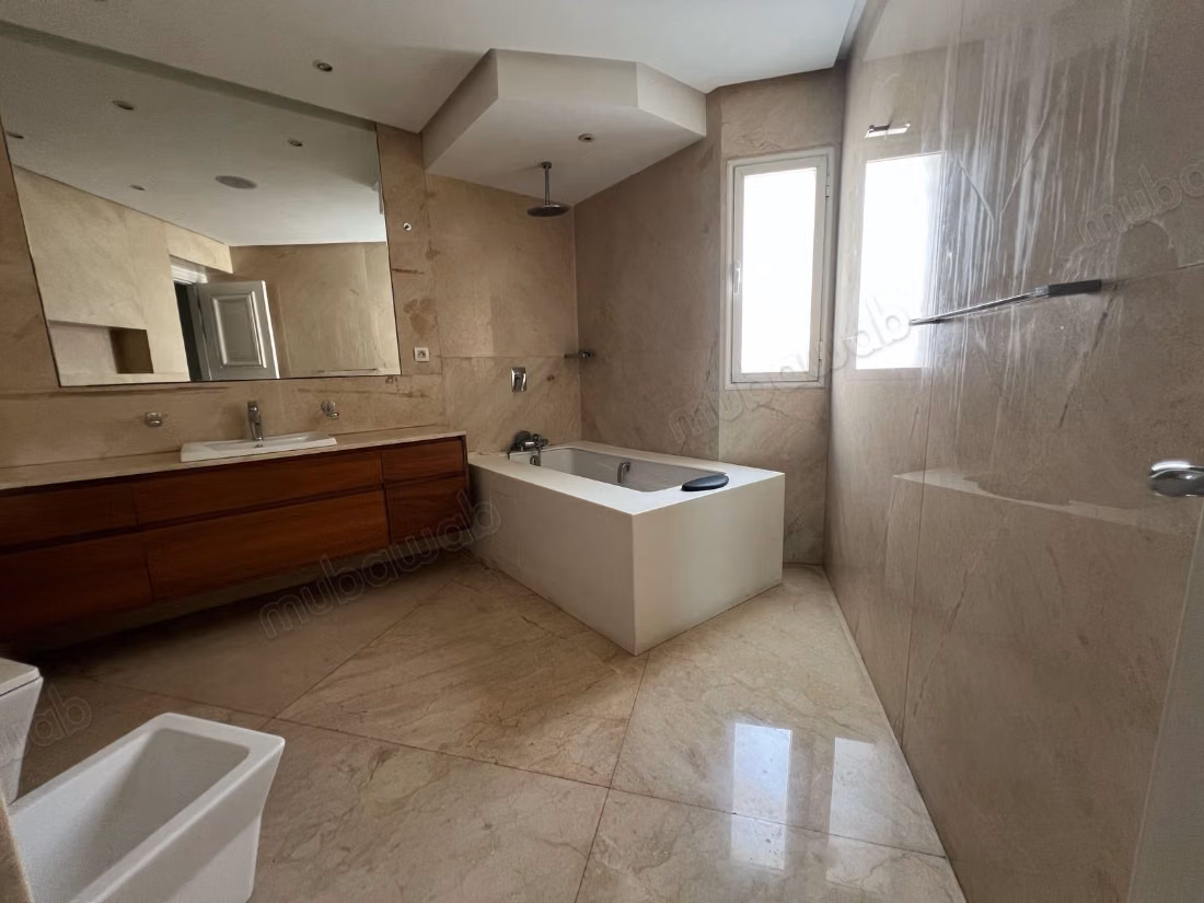 Alquila este piso en Racine Extension. 5 habitaciones grandes. Amueblado