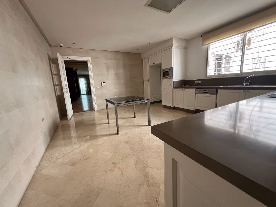 Alquila este piso en Racine Extension. 5 habitaciones grandes. Amueblado