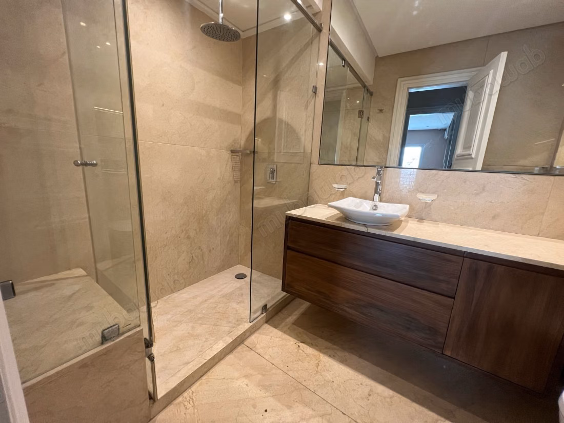 Alquila este piso en Racine Extension. 5 habitaciones grandes. Amueblado