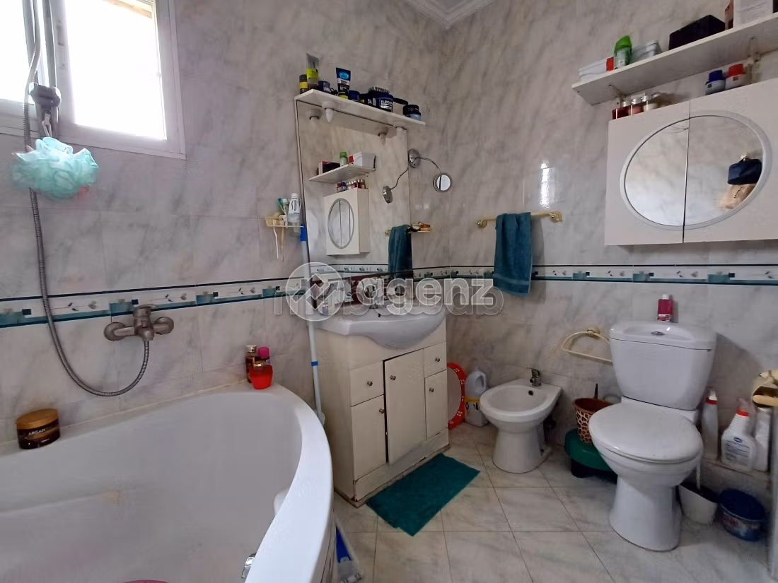 Sale of a lovely apartment in Maârif. Total area 160 m². Fully equipped kitchen