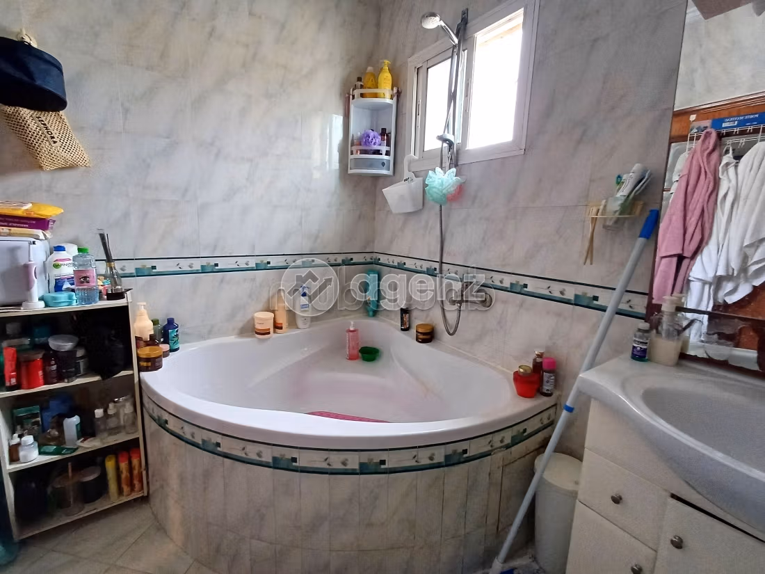Sale of a lovely apartment in Maârif. Total area 160 m². Fully equipped kitchen