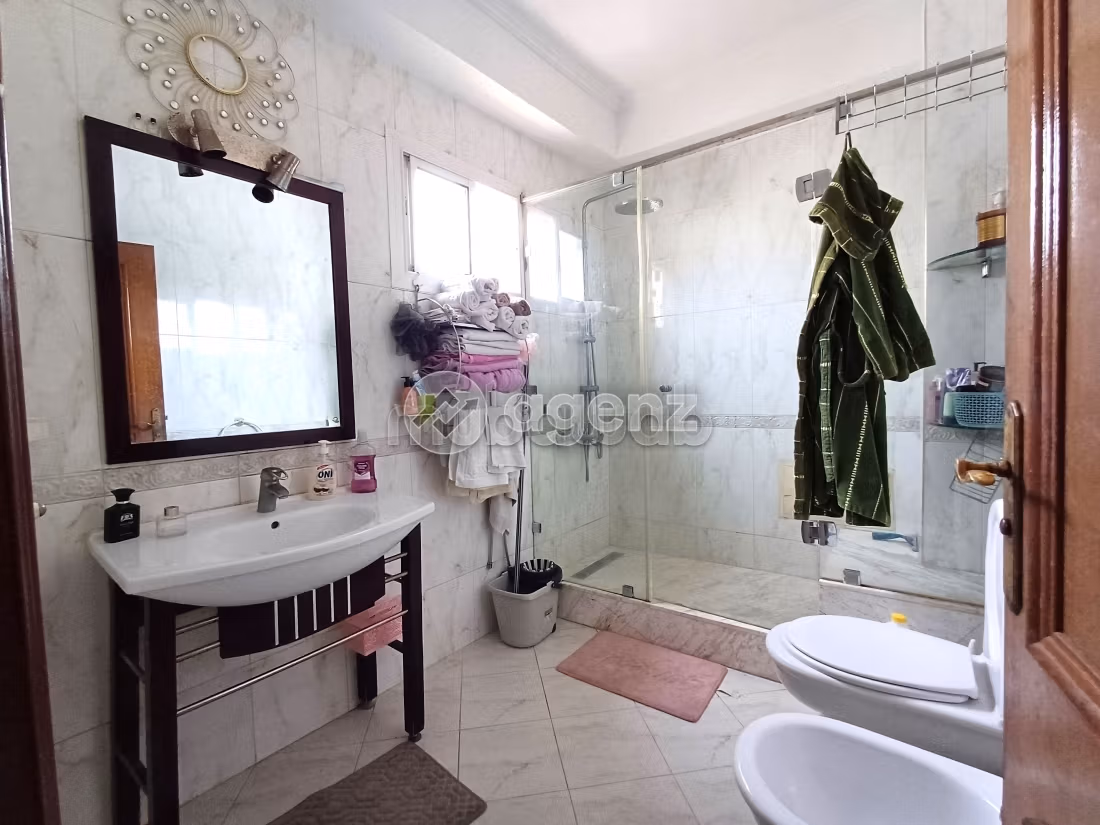 Sale of a lovely apartment in Maârif. Total area 160 m². Fully equipped kitchen