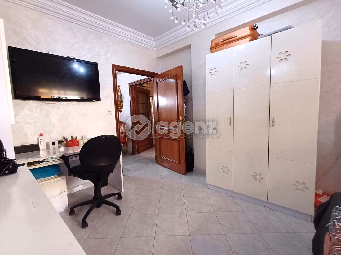 Sale of a lovely apartment in Maârif. Total area 160 m². Fully equipped kitchen