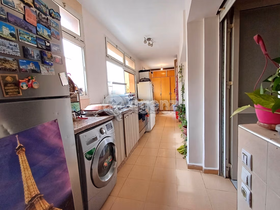 Sale of a lovely apartment in Maârif. Total area 160 m². Fully equipped kitchen
