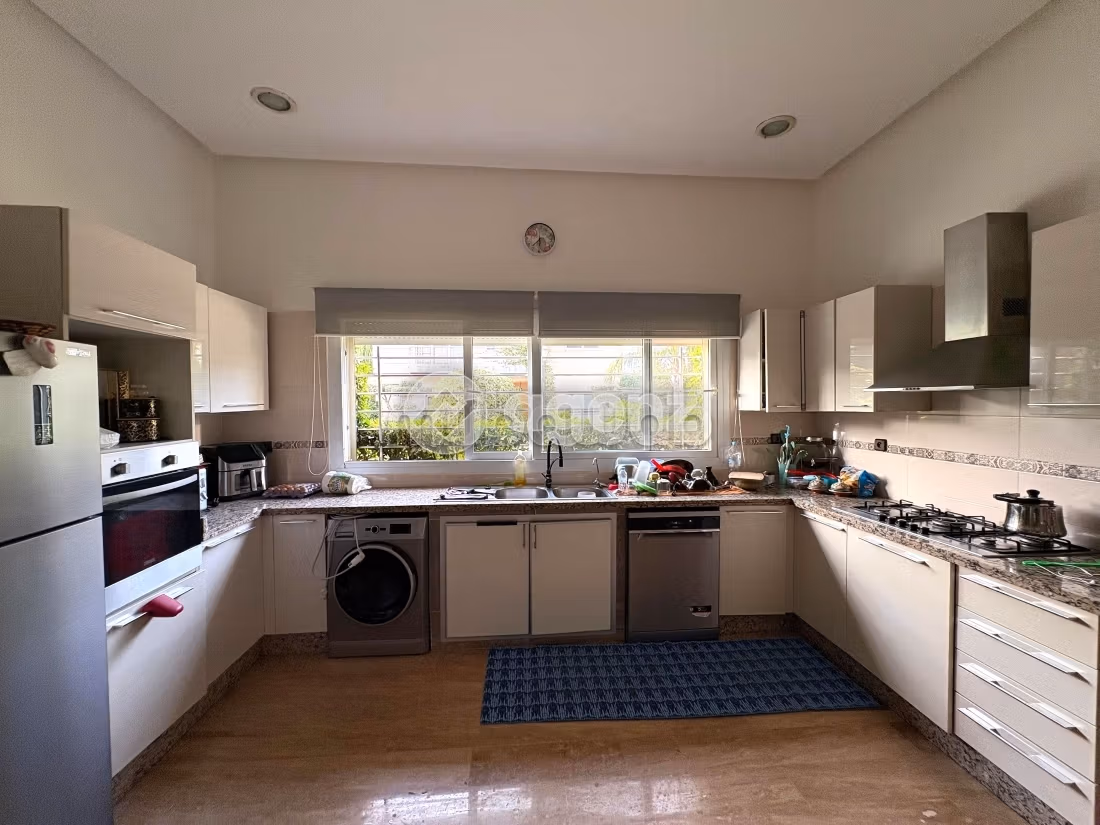 Magnificent villa for sale. 4 lovely rooms. Central heating