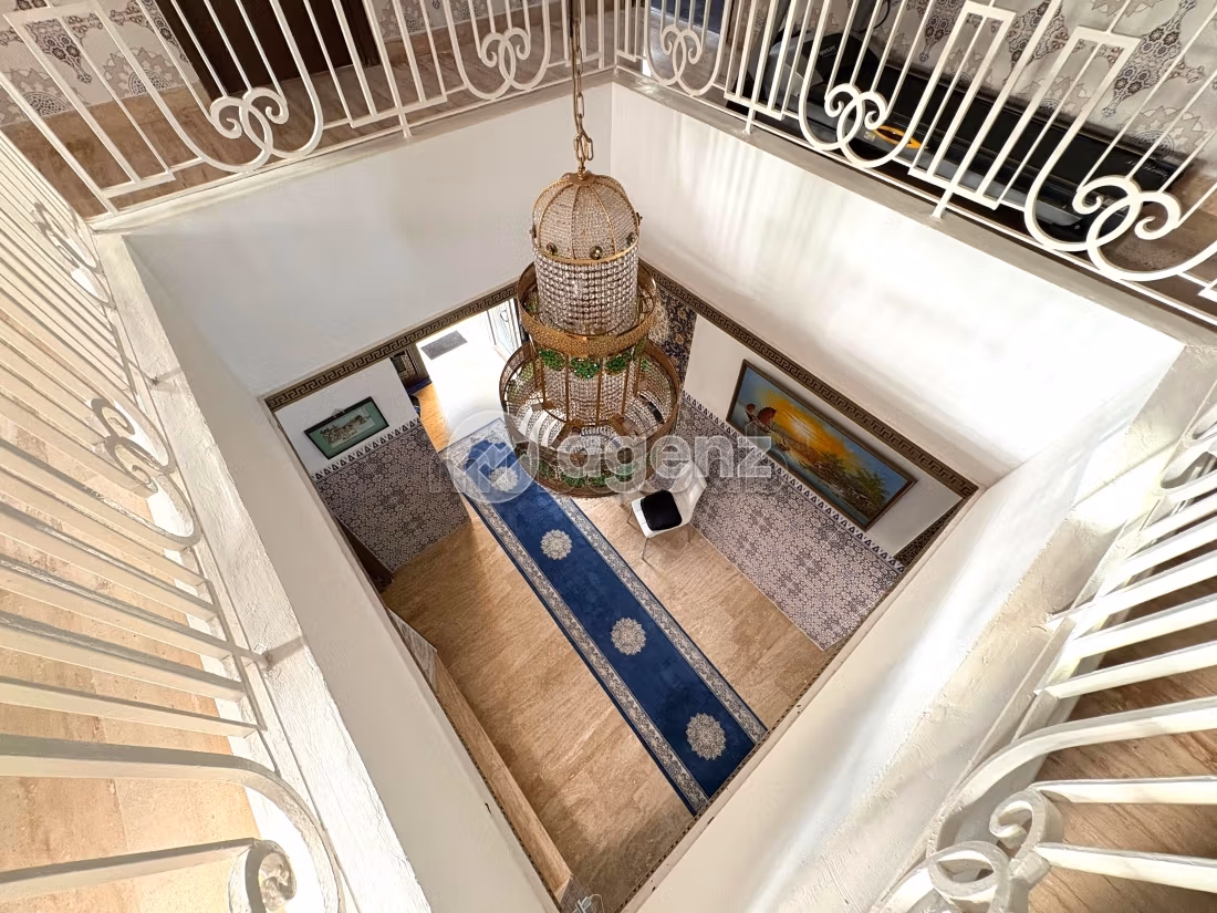 Magnificent villa for sale. 4 lovely rooms. Central heating