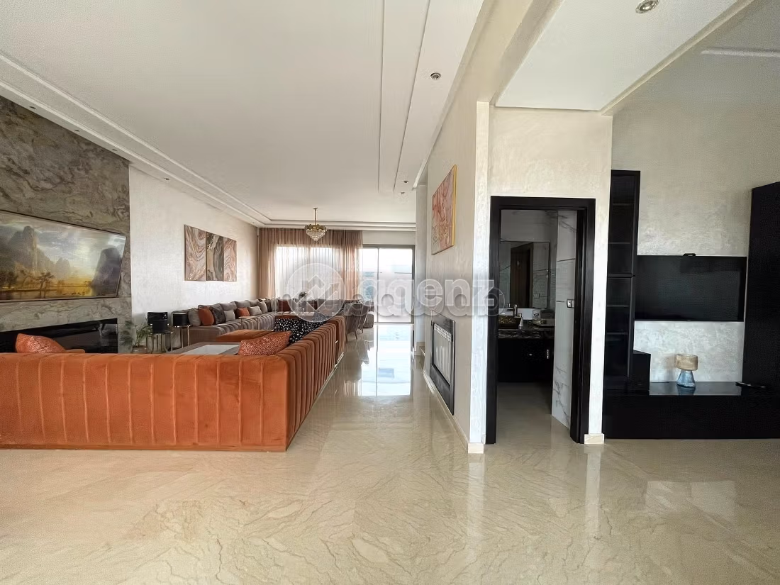 Fabulous house for sale. 4 lovely rooms. Usable fireplace, Large swimming pool