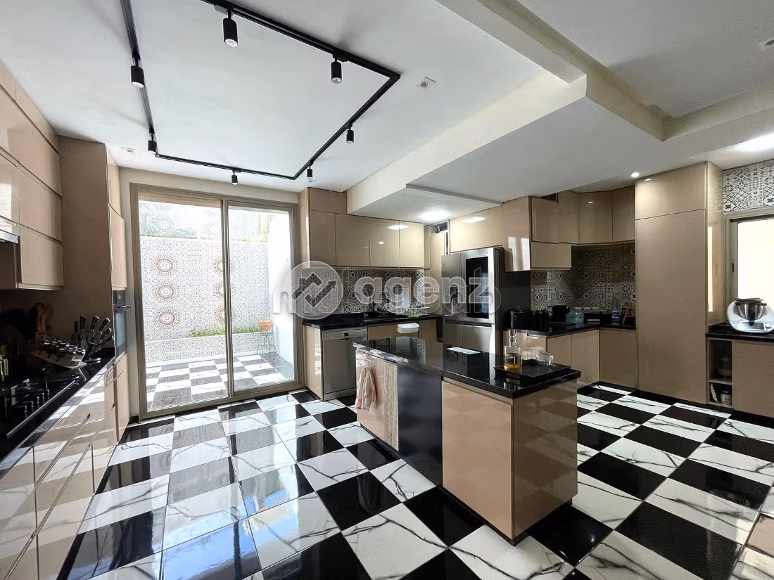 Fabulous house for sale. 4 lovely rooms. Usable fireplace, Large swimming pool