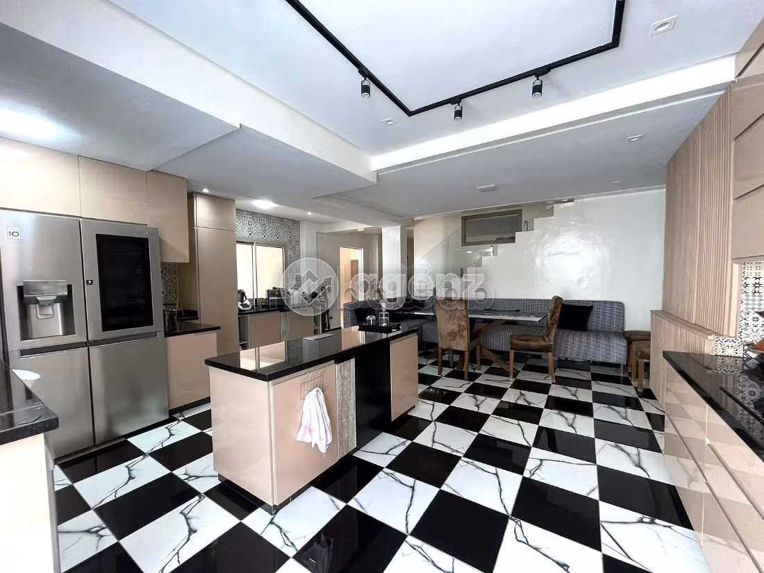 Fabulous house for sale. 4 lovely rooms. Usable fireplace, Large swimming pool