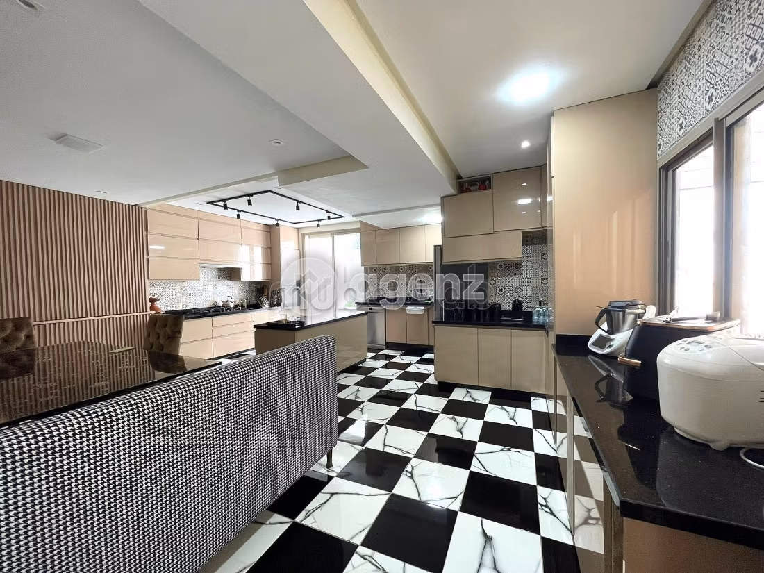 Fabulous house for sale. 4 lovely rooms. Usable fireplace, Large swimming pool
